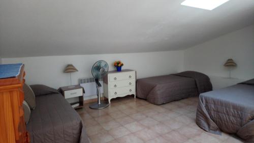 - une chambre avec 2 lits et un bureau avec un ventilateur dans l'établissement royal blue, à Argelès-sur-Mer