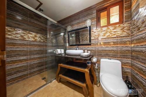y baño con aseo y lavamanos. en Morning Walsh Resort, en El Nido