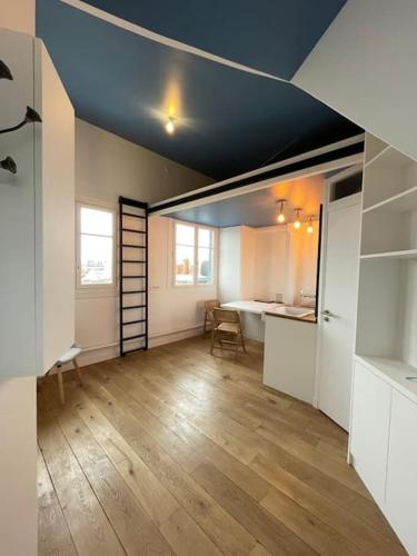 un salon avec un plafond bleu et une chambre avec une table dans l'établissement Résidor - Sublime appartement à Porte Dauphine, à Paris