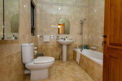 ein Badezimmer mit einem WC, einem Waschbecken und einer Badewanne in der Unterkunft Prime Located Home by *The Sea* in Sliema