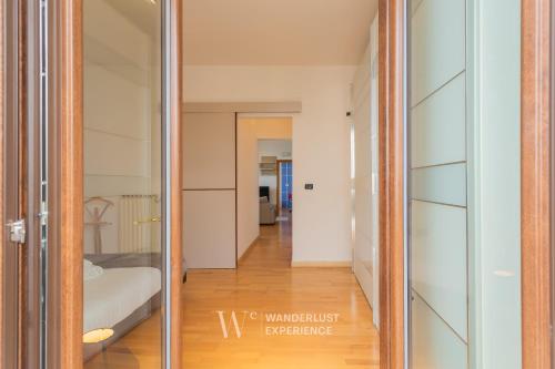 une porte en verre menant à une chambre avec un lit dans l'établissement Portsea Apartment by Wanderlust Experience, à Giovinazzo