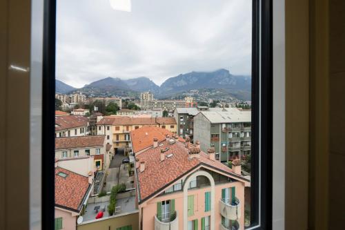 uma vista da cidade a partir de uma janela em Le Case Di Ferdinando em Lecco