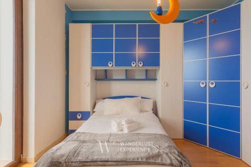 - une petite chambre avec des armoires bleues et un lit dans l'établissement Portsea Apartment by Wanderlust Experience, à Giovinazzo