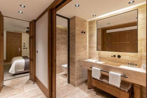 ヤリカヴァクにあるAvantgarde Refined Yalıkavakのバスルーム(洗面台、トイレ、鏡付)