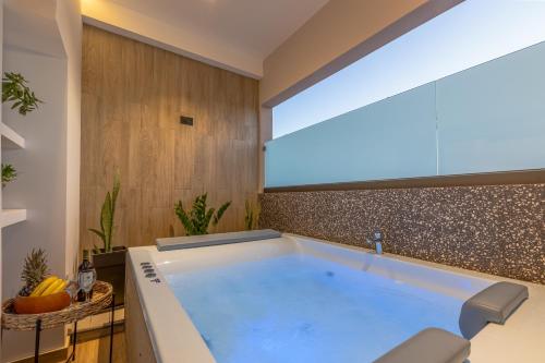 Hot Tub - 5 min to Beaches - Netflix - Full Kitchen