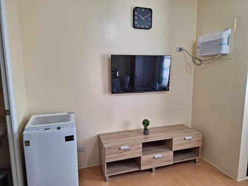 Télévision ou salle de divertissement dans l'établissement Coho The Hermosa - Staycation Studio Unit and Balcony View with Swimming Pool and Open Court access