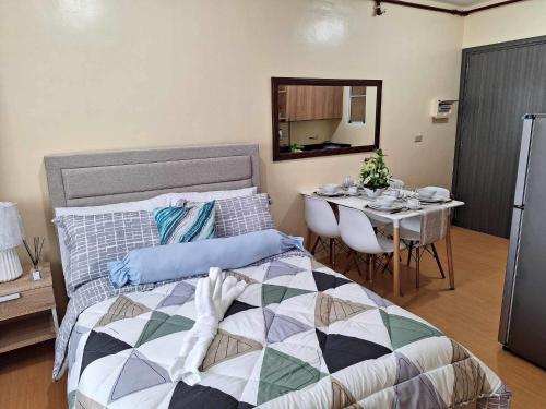 Un ou plusieurs lits dans un hébergement de l'établissement Coho The Hermosa - Staycation Studio Unit and Balcony View with Swimming Pool and Open Court access