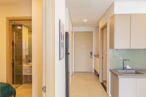 a kitchen with white cabinets and a sink at Căn hộ nghỉ dưỡng 5 sao The Sóng Vũng Tàu in Vung Tau