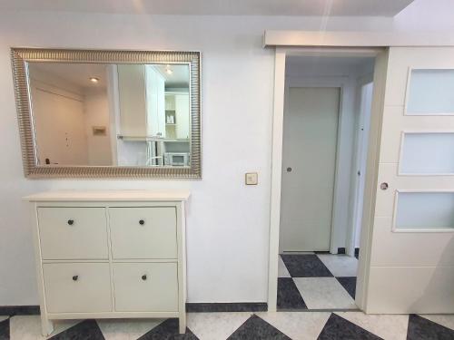 a room with a mirror and a dresser and a door at Avenida Principal con Wifi y Smart Tv - By Aloha Palma in Águilas