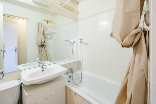 un bagno bianco con lavandino e doccia di Studio pied des pistes a Villarembert