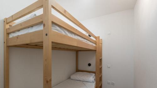 Ce lit en mezzanine se trouve dans un dortoir doté de lits superposés. dans l'établissement B203- Appartement 2 pieces cabine 6 personnes, à Orcières