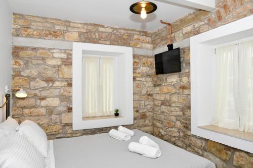 a bedroom with two white towels on a bed at Captain Theo's modern apartment Maria in Lefkímmi