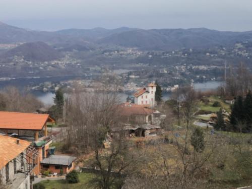 un village sur une colline avec un lac au loin dans l'établissement RESIDENZA FOLLINA, à Madonna del Sasso
