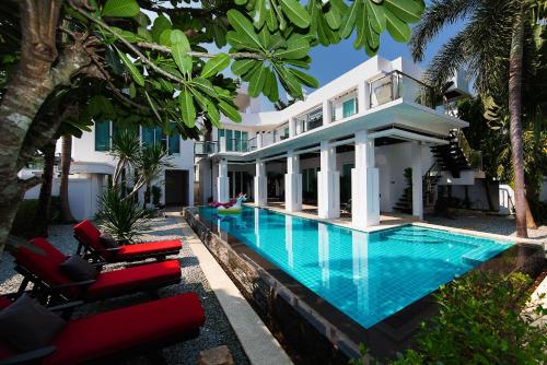 una vista exterior de una casa con piscina en Villas In Pattaya, en Jomtien Beach