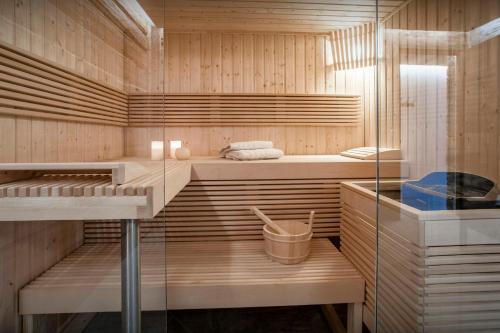 sauna z drewnianymi ścianami i szklaną ścianą w obiekcie Cristal des Neiges La Clusaz - OVO Network w mieście Clusaz