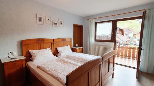 1 dormitorio con cama y ventana grande en Haus Berger en Seebach
