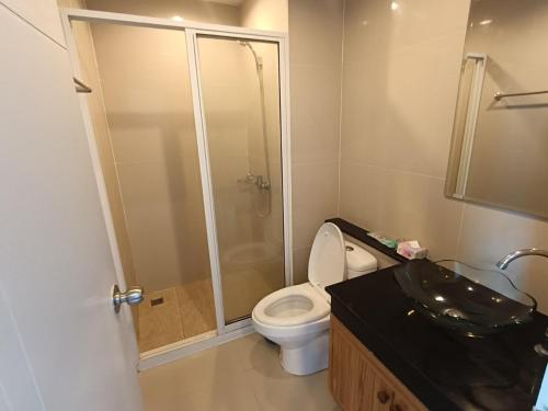 a bathroom with a toilet and a shower and a sink at 芭堤雅 the grand 17-360 in Jomtien Beach