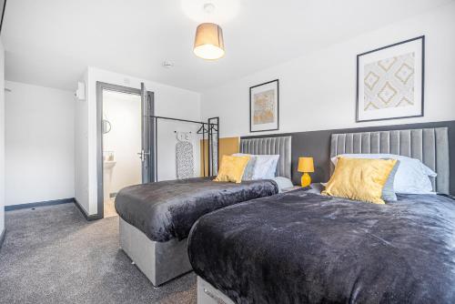 En eller flere senge i et værelse på Modern 5-Bedroom property Ideal for working professionals families & tourists
