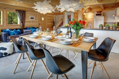 uma sala de jantar com mesa e cadeiras em Chalet Lydie Manigod - OVO Network em Manigod