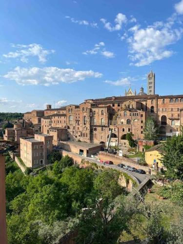 Nespecifikovaný výhled na destinaci Siena nebo výhled na město při pohledu z apartmánu