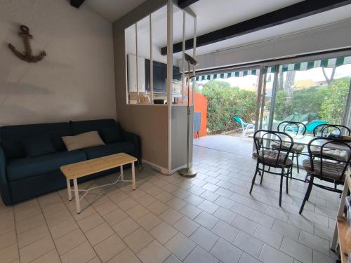 un salon avec un canapé et une table dans l'établissement 5080 Hameau des pins 23, au Cap d'Agde