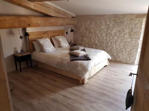 1 dormitorio con 1 cama y suelo de madera en Le gîte Joyeuse triplette Limoux Carcassonne, en Limoux