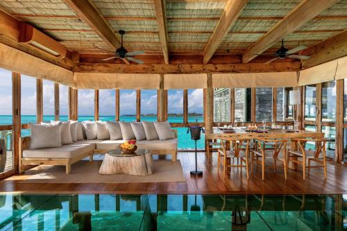 Posezení v ubytování Gili Lankanfushi Maldives