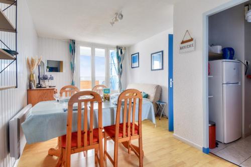 une cuisine et une salle à manger avec une table et des chaises dans l'établissement Douce échappée à deux pas de la plage, à Saint-Hilaire-de-Riez