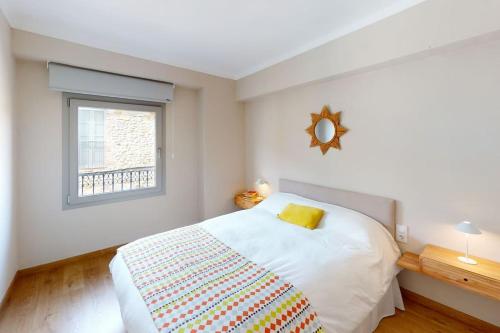 ein weißes Schlafzimmer mit einem Bett und einem Fenster in der Unterkunft Can Xec - casa reformada Pals in Pals