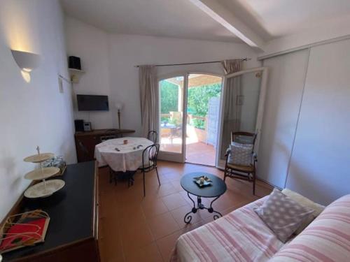 un soggiorno con divano e tavolo di Appartement Hibiscus a Paradou
