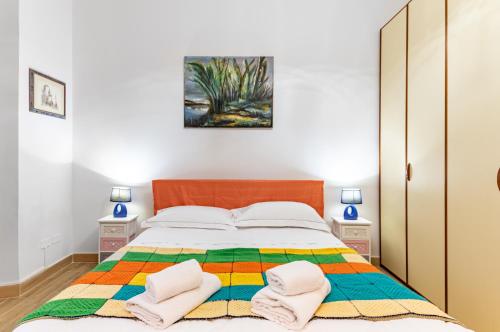 - une chambre avec un lit et des serviettes dans l'établissement La Dimora del Greco - Florence Lovely Apartment, à Florence