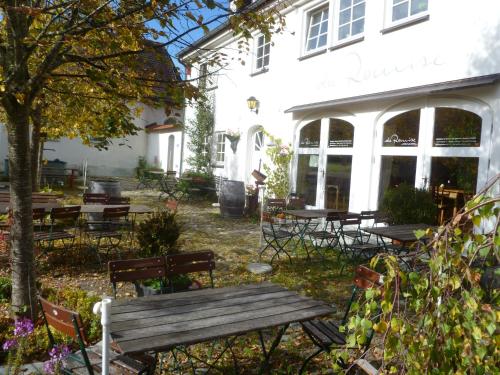a wooden bench in front of a white building at Die Remise - Schmidsfelden 12 - 88299 Leutkirch im Allgäu in Leutkirch im Allgäu