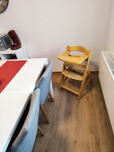a room with a table and two chairs and a desk at private Ferienwohnung Senftenberg in Sedlitz