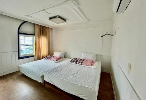 Katil atau katil-katil dalam bilik di 몽돌파도소리쉼터 Mongdol pension