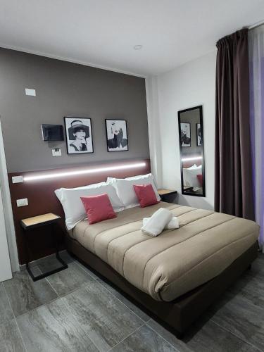 um quarto com uma cama grande e almofadas vermelhas e brancas em Crisvan em Bellaria-Igea Marina