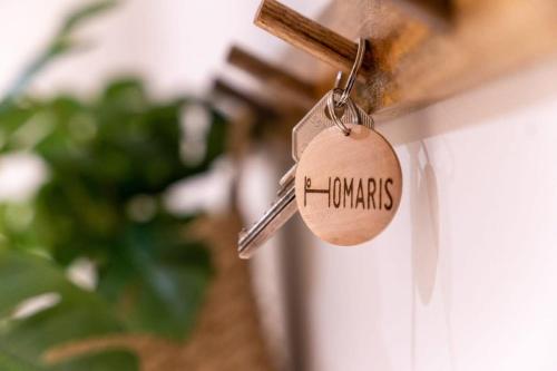 a key chain with the word wonders written on it at Spacious 3-bedroom apartment near Eilbekpark in Hamburg