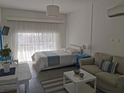 uma sala de estar com uma cama e um sofá em Nostalgia apts em Limassol