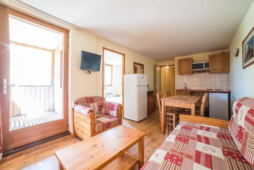 a living room with a kitchen and a table at Les Terrasses de Termignon - Val-Cenis in Termignon