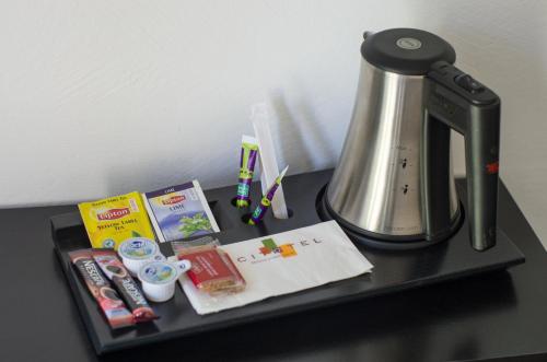Cit'Hotel Avantici Gapにあるコーヒーまたはお茶