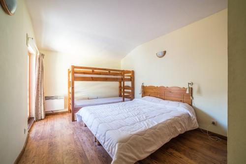 1 dormitorio con 1 cama grande en una habitación en Les Terrasses de Termignon - Val-Cenis en Termignon