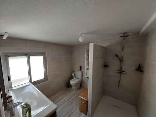 une salle de bain avec une baignoire, un lavabo et des toilettes dans l'établissement La Terrasse du Vénus - Port Vendres, à Port-Vendres