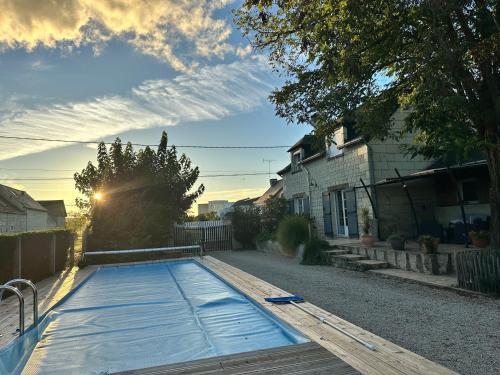 a swimming pool in the driveway of a house at Chambre chez Alain et Armelle in Avoine