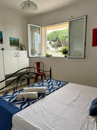 1 dormitorio con 1 cama grande y ventana en Sole&Mare, en Villaggio Azzurro