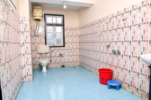 uma casa de banho em azulejo com um WC e um lavatório. em Rufina Royal Lachung em Lachung