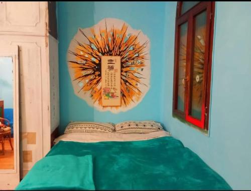 a bedroom with a bed with a painting on the wall at Venice Artroom in Venice