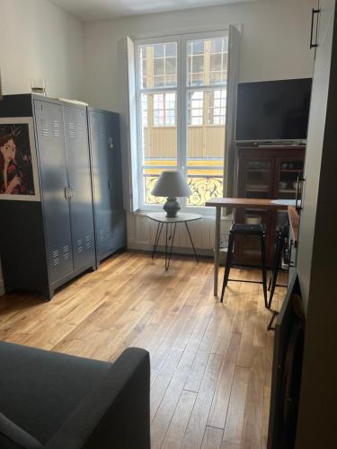 un salon avec un bureau, une table et une télévision dans l'établissement Fabuleux Versailles chateau, à Versailles