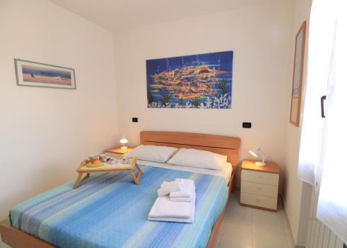 - une chambre avec un lit et une table dans l'établissement Cà Roby, à Fiumaretta di Ameglia