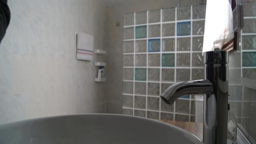 La salle de bains est pourvue d'un lavabo et d'une baignoire. dans l'établissement Casa Rural Tía Victoria, à Letur