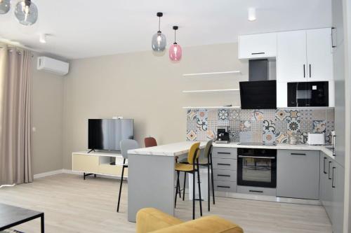 Kuchyň nebo kuchyňský kout v ubytování White Moon Apartments