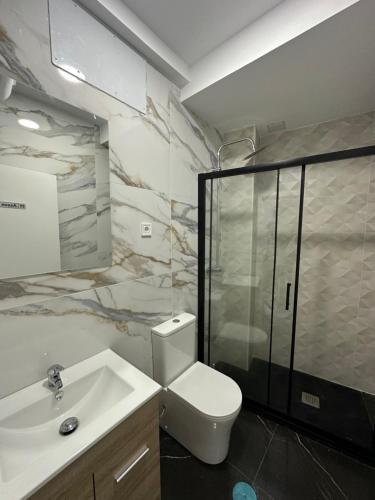 y baño con aseo, ducha y lavamanos. en Rooms Mediavilla, en Madrid